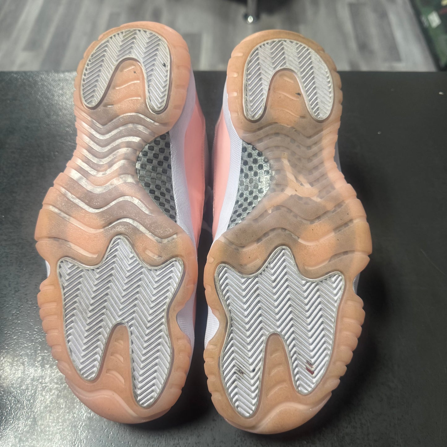 Jordan 11 Low Legend Pink / Preowned