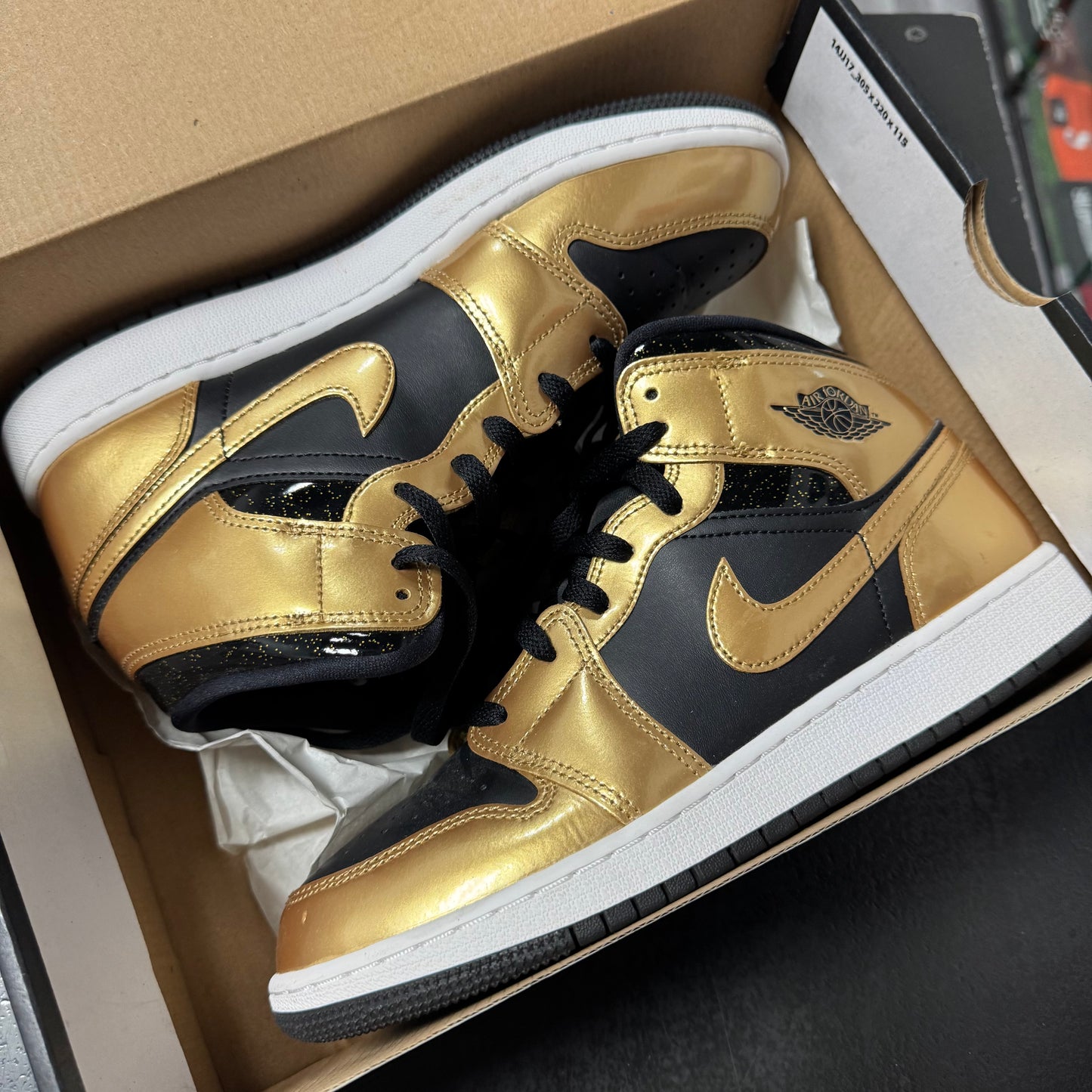 Jordan 1 Mid Metallic Gold Black / Preowned