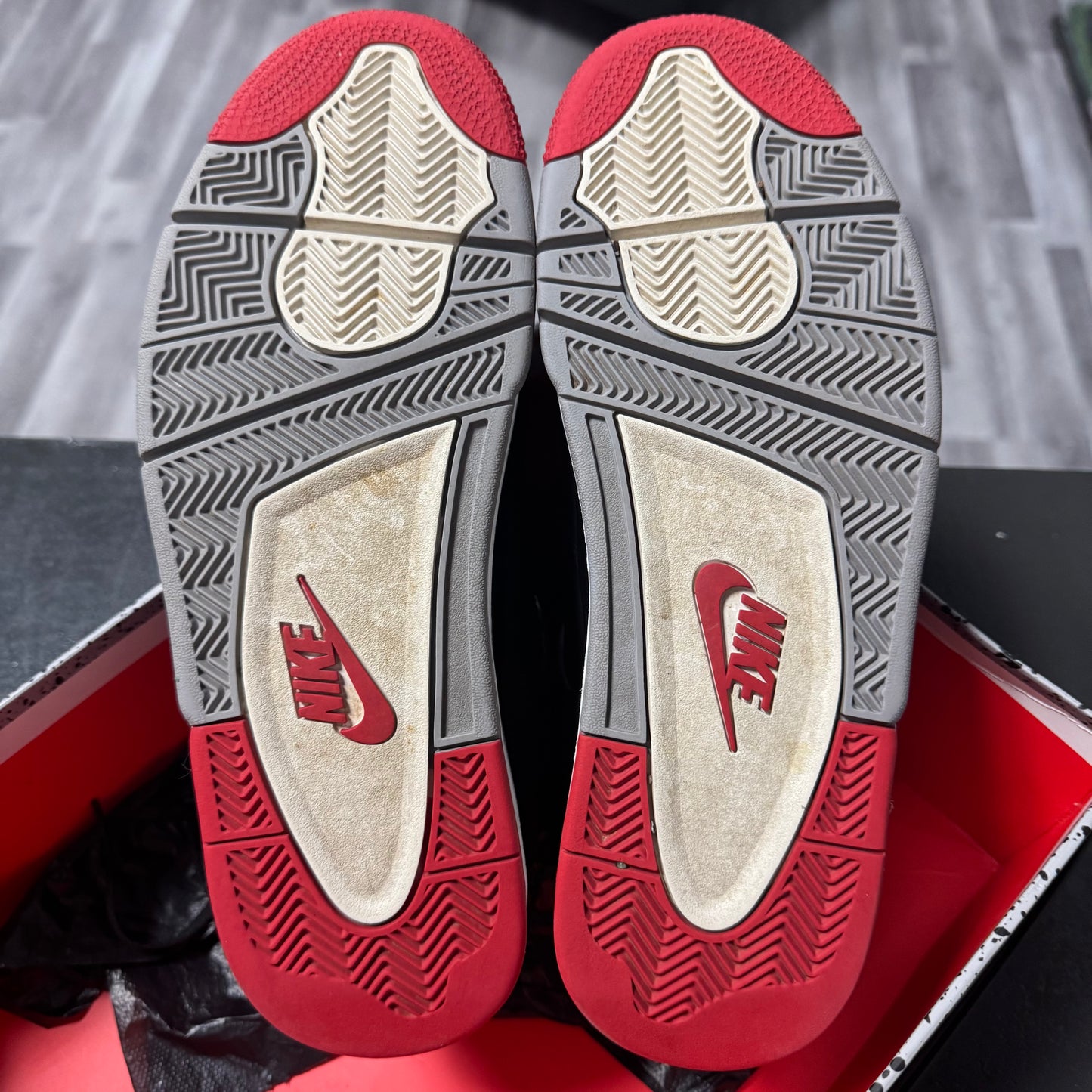 Jordan 4 Bred (2019) / Preowned