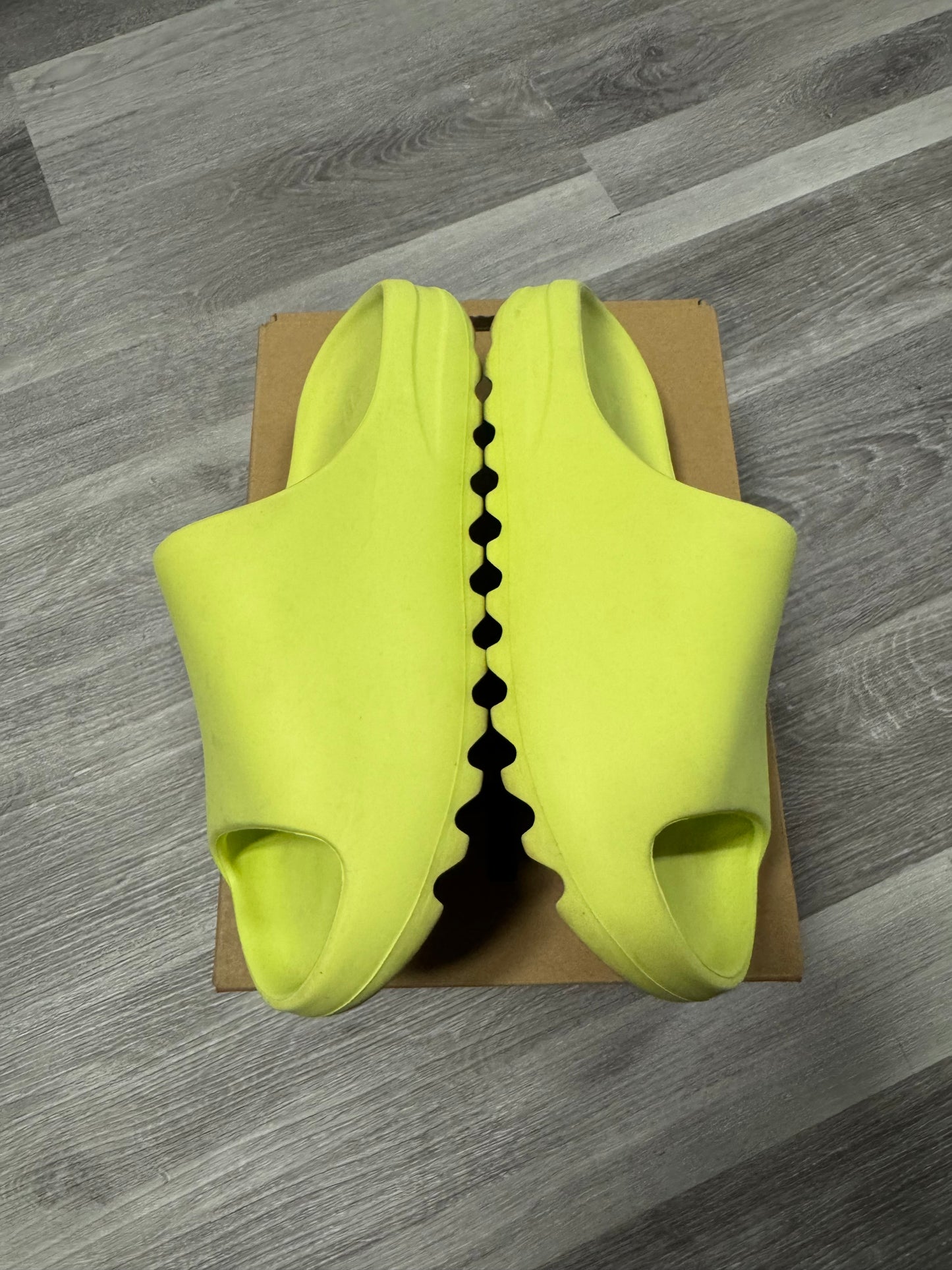 Yeezy Slide Green Glow / Preowned