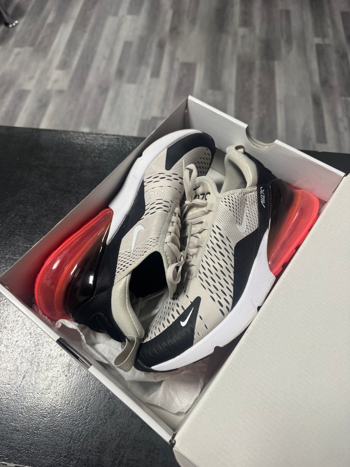 Air Max 270 Hot Punch / Preowned