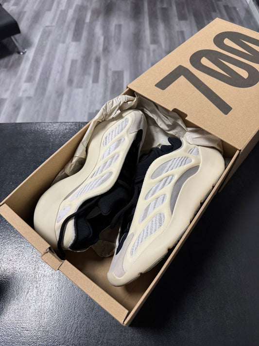 Yeezy 700 Azael / Preowned