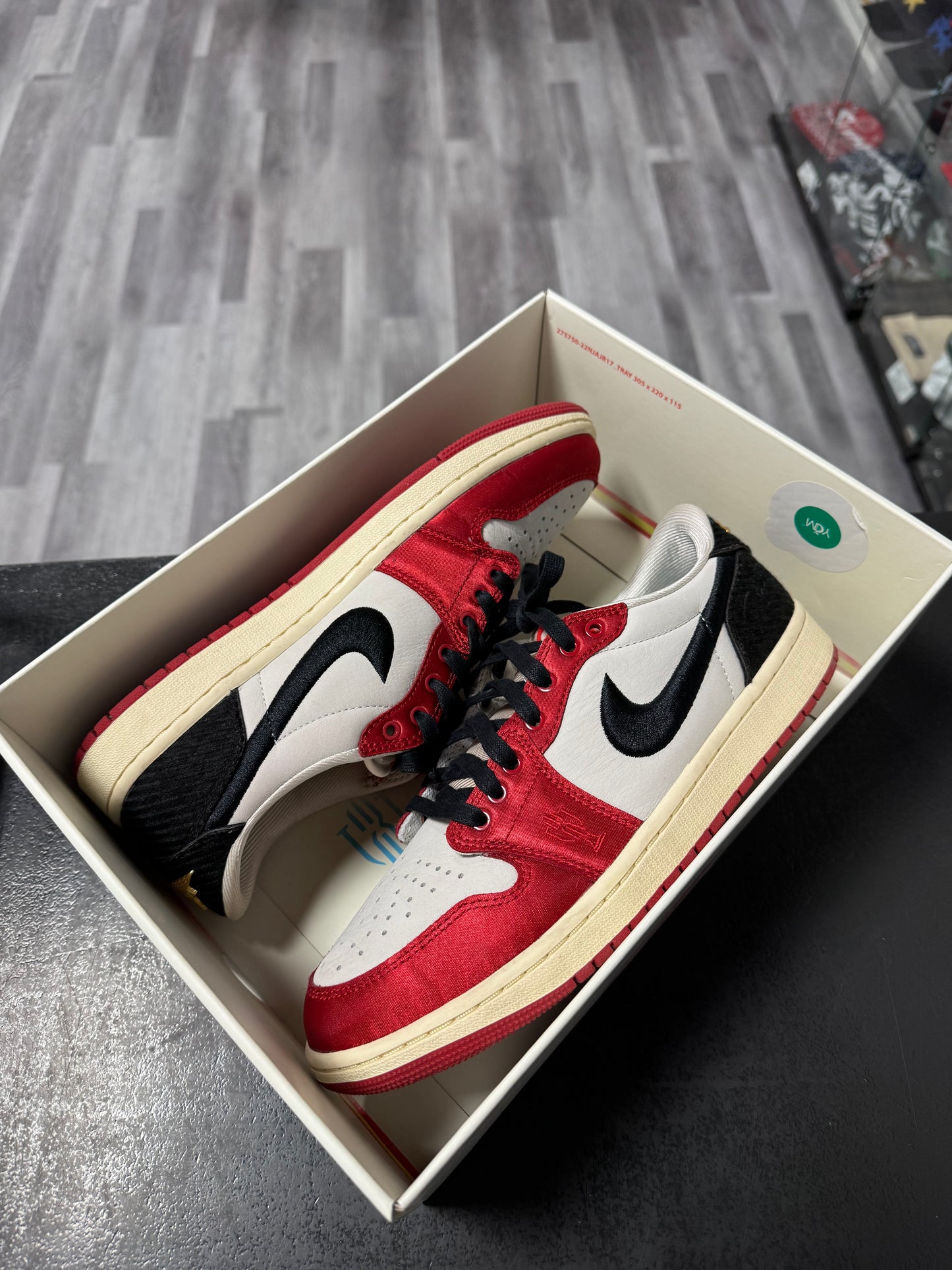 Jordan 1 Low Trophy Room / Preowned
