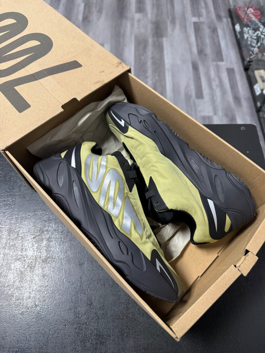 Yeezy 700 MNVN Resin / Preowned