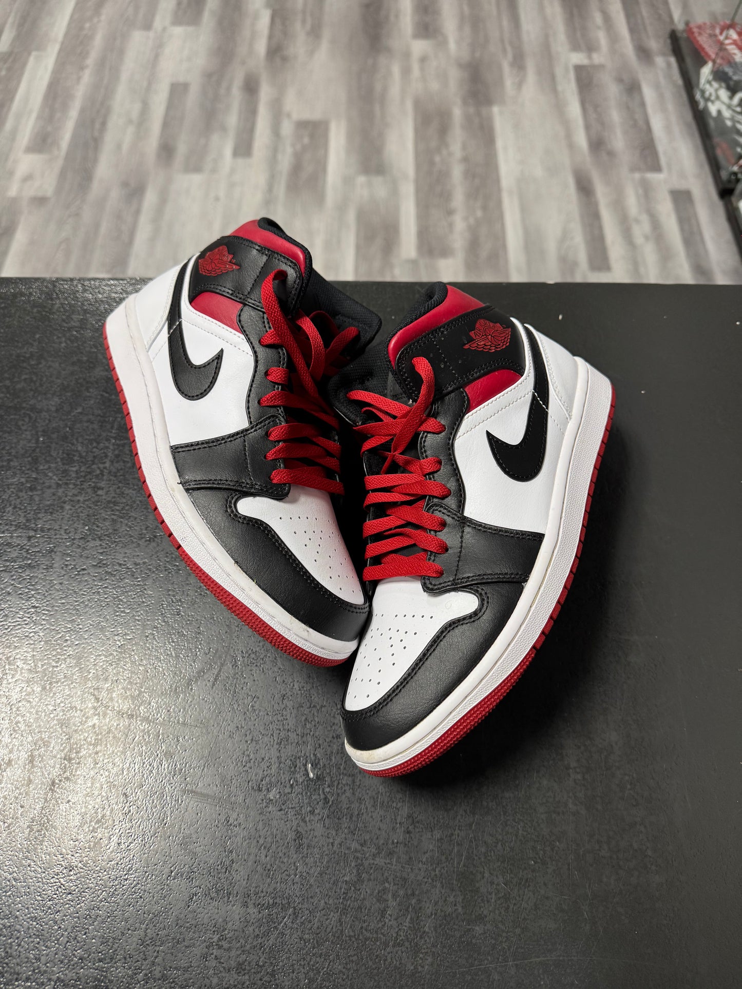 Jordan 1 Mid Gym Red Black Toe / Preowned