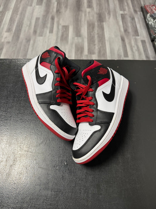 Jordan 1 Mid Gym Red Black Toe / Preowned
